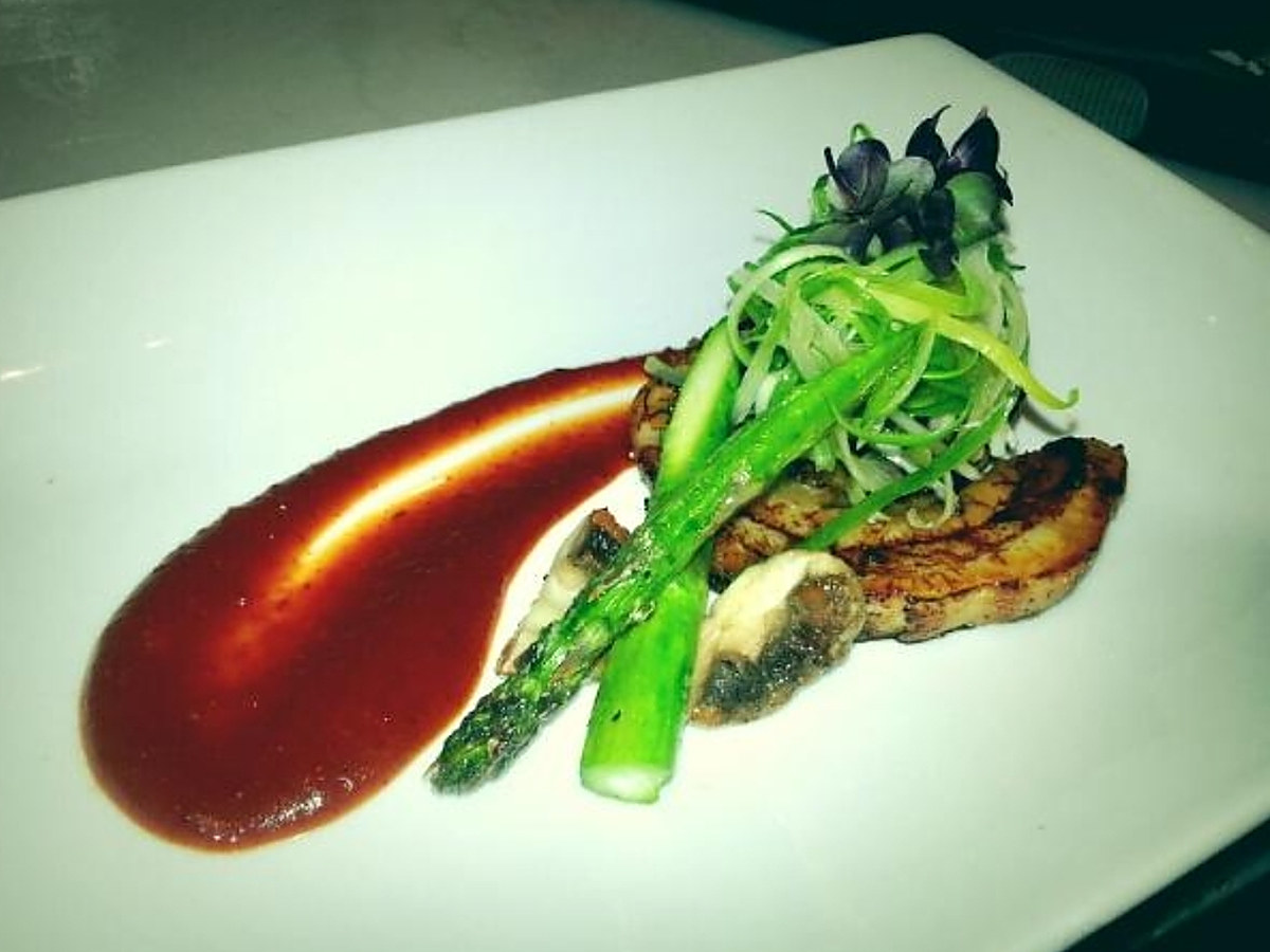 Fine dining plate with asparagus and demi-glace